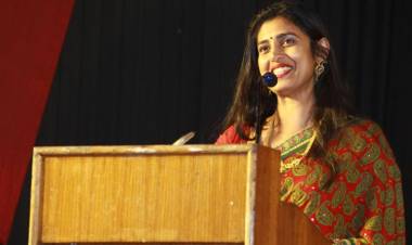 வேலுபிரபாகரன் அறிவுமிக்க ஆசான், நான் மக்கு மாணவி - கஸ்தூரி 