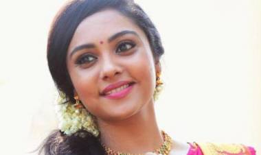 Actress Smruthi Venkat joins "Theerpugal Virkapadum" team