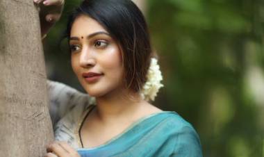 Gorgeous Beauty Bommu Lakshmi Stills