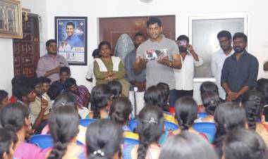  விஷால்- இன்  தேவி அறக்கட்டளை சார்பில் ஆண்டுதோறும் பன்னிரண்டாம் வகுப்பு முடித்தும் மேற்படிப்பு தொடர முடியாத எழை, எளிய மாணவ, மாணவர்களுக்கு மேற்படிப்பு படிப்பதற்கு  உதவி செய்து வருகிறார்