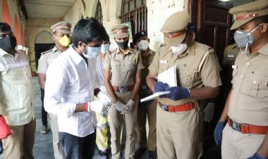 நிஜ கதாநாயகர்களான காவல் துறையினரிடம் ஆட்டோகிராப் வாங்கிய நடிகர் சூரி