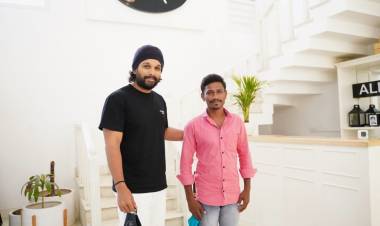 Stylish star @alluarjun met his avid fan at his office