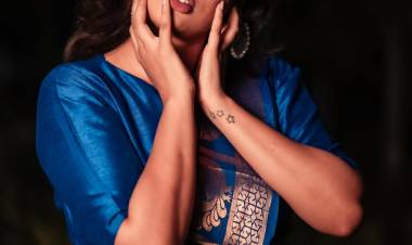 Actress #NanditaSwetha strikes a series of interesting and impressive poses in a beautiful blue saree!