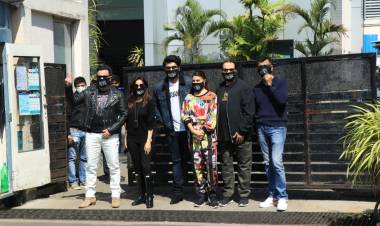 'Bhoot Police' team : Saif Ali Khan, Arjun Kapoor, Jacqueline Fernandez and Yami Gautam geared up for the shoot, leave for Dalhousie