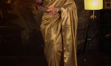 Actress #Abhirami's Latest Photoshoot Stills Brings Out The Light & Elegance Of The New Trend.