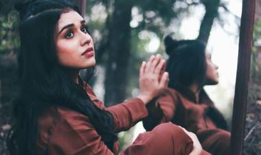 The Scintillating Stills Of Actress #MeenakshiGovindharajan Binds Our Soul In Peace With Her Magnificent Look!