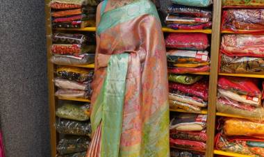 Actress #RaashiKhanna looks gorgeous in these pictures from the store opening function in Hyderabad today.