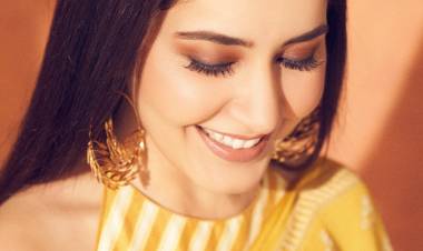 Actress #RaashiKhanna looks stunning in these pictures shot on the occasion of her sister's engagement.