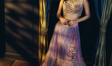 A royal and classy look. Dazzling and vibrant all the way. Catch young  Actress #NivedhithaaSathish at her scintillating new style.