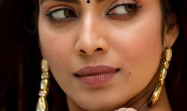 Easy on the Eyes ! Actress @MalavikaM_ 