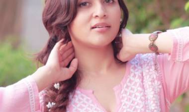 Actress #MannaraChopra @memannara looks beautiful & stunning in this pink outfit !!