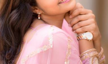 The cheerful #NeelimaEsai is all smiles in pink.