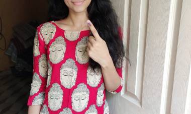 Actress Abitha Venkat cast Her Vote