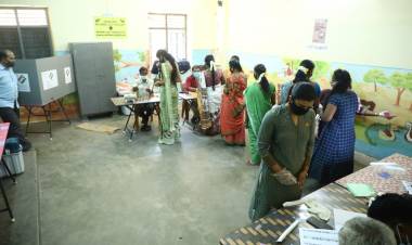 Actress @aishu_dil casts her vote.