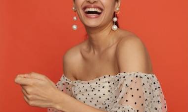 The tall and attractive beauty #DivyanshaKaushik looks gorgeous in this new set of pics.