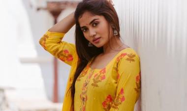 Actress #tejuashwini looks vibrant and beautiful in the yellow salwar.