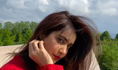 #RaashiiKhanna enjoys the cool breeze, looks ravishing in red!  