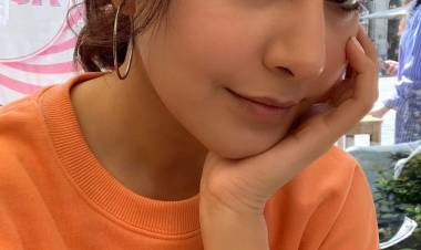 #RaashiiKhanna looks as pretty as a picture in this orange Tee.