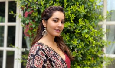 Pretty #RaashiiKhanna is all smiles in these pictures.