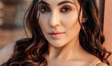 Actress #Parvati looks stunning in this trendy outfit. 