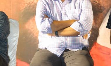 நீண்ட இடைவெளிக்கு பிறகு இசையமைப்பாளர் சிற்பி & பழனி பாரதி இணையும் புதிய படம் முடக்கறுத்தான் . தற்போது  K .வீரபாபு 'முடக்கறுத்தான் ' எனும் புதிய படத்தை இயக்கி நடிக்கிறார் .