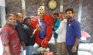 கேக் வெட்டி பிறந்தநாள் கொண்டாடிய ஆர்.எஸ்.எஸ்.எஸ் பிக்சர்ஸ் உரிமையாளர் எஸ்.தணிகைவேல்