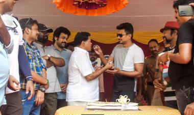 நடிகர் மயில்சாமி பிறந்த நாளை முன்னிட்டு படக்குழுவினருக்கு பிரியாணி வழங்கிய உதயநிதி ஸ்டாலின்