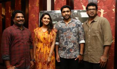 மகா மகாலட்சுமி ஆர்ட்ஸ் பட நிறுவனம் சார்பில் குமாரசாமி பத்திக்கொண்டா தயாரிக்கும் படம் பாயும் ஒளி நீ எனக்கு .