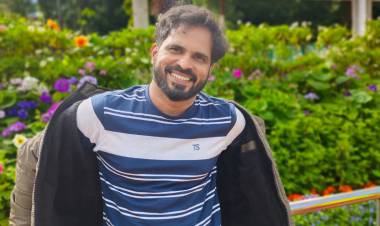 அண்ணாத்த திரைப்படத்தில் “வாசாமி” பாடல் மூலம் திரையுலகின் கவனிப்பை தன் பக்கம் இழுத்துள்ளார் பாடலாசிரியர் கவிஞர் அருண்பாரதி. 