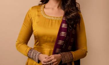 Actress #PriyaBhavaniShankar looks breathtakingly beautiful in this glorious outfit!