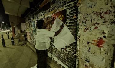 தனது படத்தின் போஸ்டரை தானே களத்தில் இறங்கி ஒட்டிய இயக்குனர் மோகன்.G