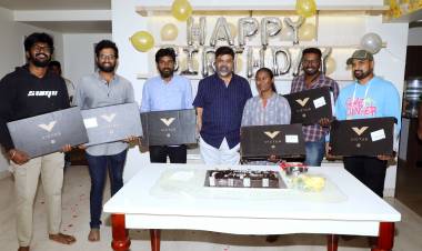 உதவி இயக்குநர்களுக்கு லேப்டாப் பரிசளித்த இயக்குநர் பி. வாசு