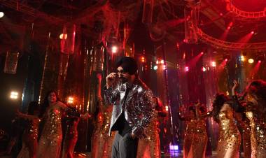 நடிகர் வருண் தவான் நடித்துள்ள 'பேபி ஜான்' படத்தின் முதல் பாடலான 'நைன் மடாக்கா', குளோபல் சென்சேஷன்ஸ் தில்ஜித் தோசன்ஜ் மற்றும் தீ குரலில் நவம்பர் 25 அன்று வெளியாகிறது!