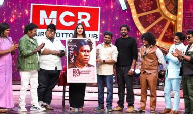 ‘அது வாங்குனா இது இலவசம்’ படத்தின் பர்ஸ்ட்லுக் போஸ்டரை வெளியிட்ட நடிகை நமீதா