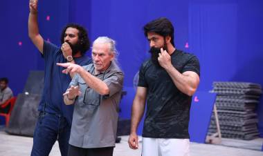 யாஷ் மற்றும் மேட்மேக்ஸ் பட ஸ்டண்ட் இயக்குநர் கய் நோரிஸ் இணையும் – நமித் மல்ஹோத்ராவின் 'இராமாயணா' படத்தின் பெரும் ஆக்சன் காட்சிகளின் படப்பிடிப்பு துவங்கியுள்ளது, இதன் புகைப்படம் தற்போது வெளியாகியுள்ளது.