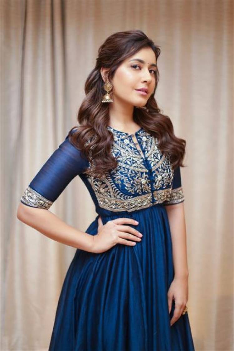 Actress Raashi Khanna New Photoshoot Stills
