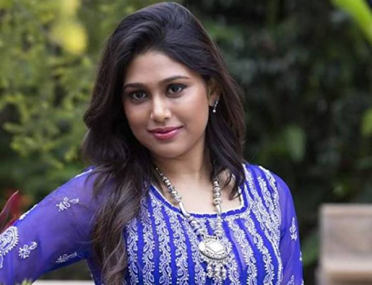 முனீஸ்வரன் சிலை முன்பு சாமியாடிய மனிஷா யாதவ்