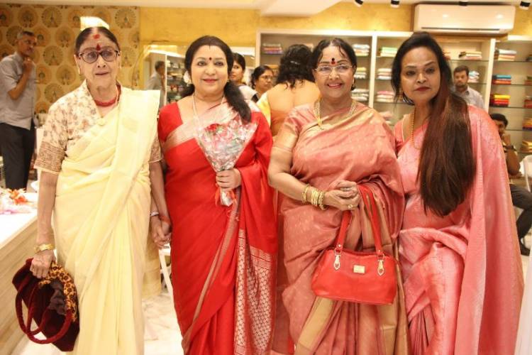 ஜவுளிக்கடை திறப்பு விழாவுக்கு வந்து குவிந்த நட்சத்திரங்கள்!