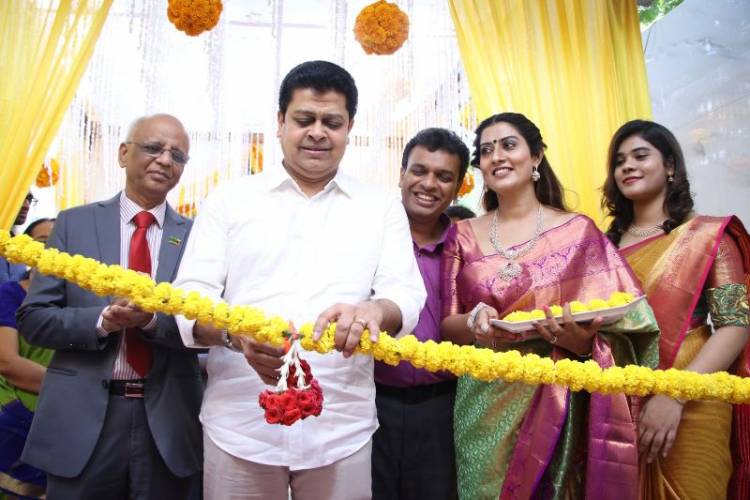 ஜவுளிக்கடை திறப்பு விழாவுக்கு வந்து குவிந்த நட்சத்திரங்கள்!