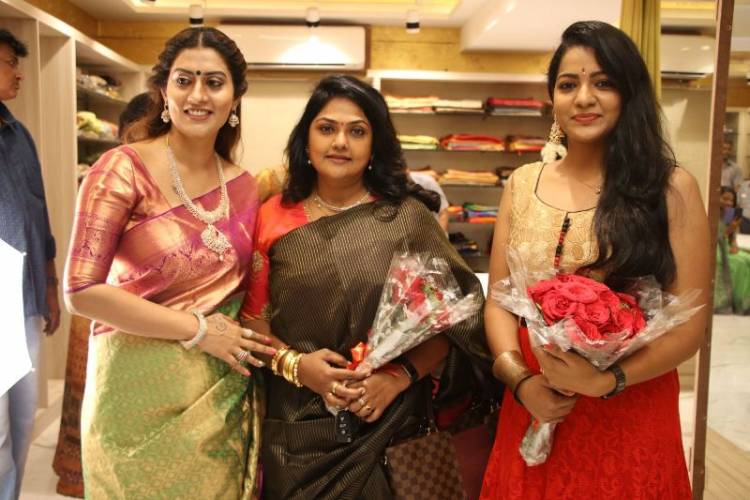 ஜவுளிக்கடை திறப்பு விழாவுக்கு வந்து குவிந்த நட்சத்திரங்கள்!