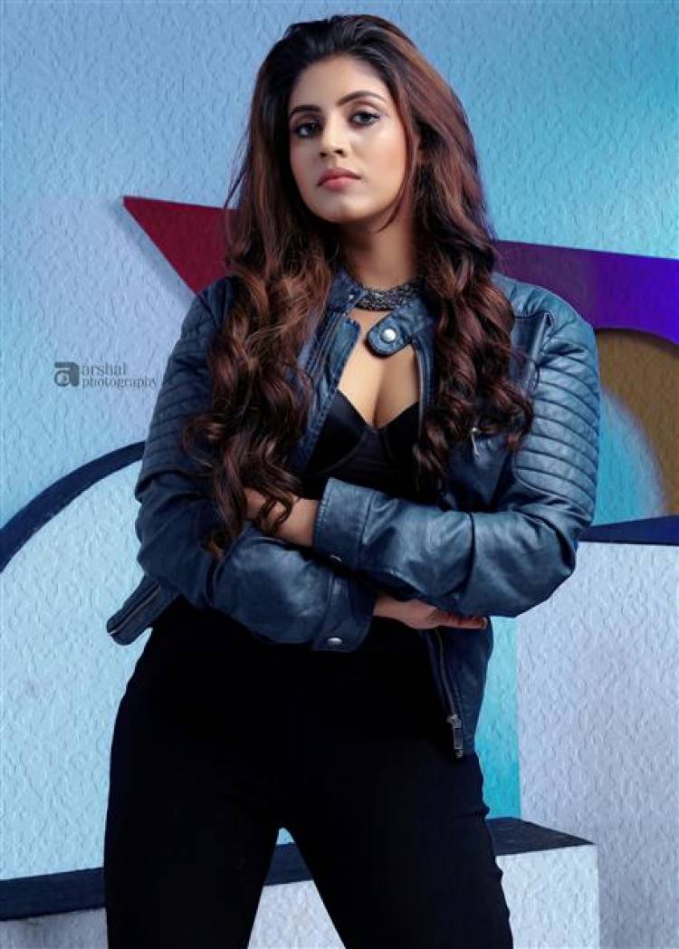 Actress Iniya Dazzling Stills