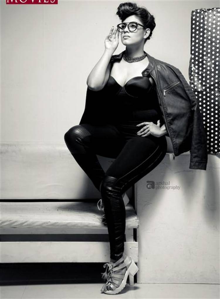 Actress Iniya Dazzling Stills