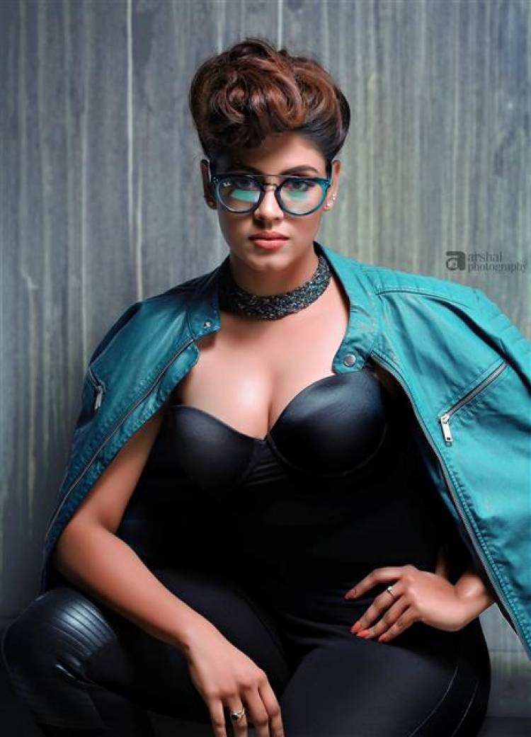 Actress Iniya Dazzling Stills