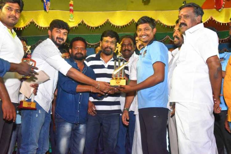 கிராமத்து கிரிக்கெட் வீரர்களை நெகிழ வைத்த திரைப்பட நடிகர் சிவகார்த்திகேயன்