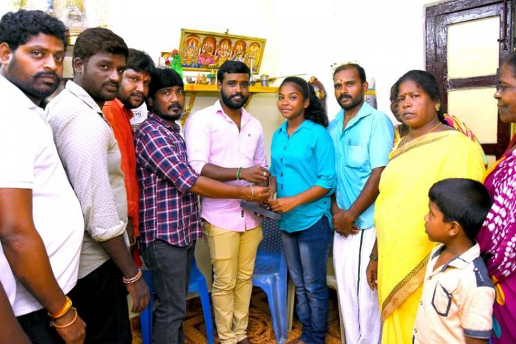 கூலி தொழிலாளியின் மகளுக்கு தங்கம் வழங்கி கௌரவித்த "மக்கள் செல்வன்" விஜய்சேதுபதி ரசிகர் மன்றம் !