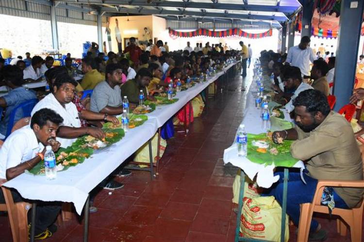 ஆட்டோ ஓட்டும் தொழிலாளர்களுக்கு விருந்து கொடுத்த தளபதி விஜய் !