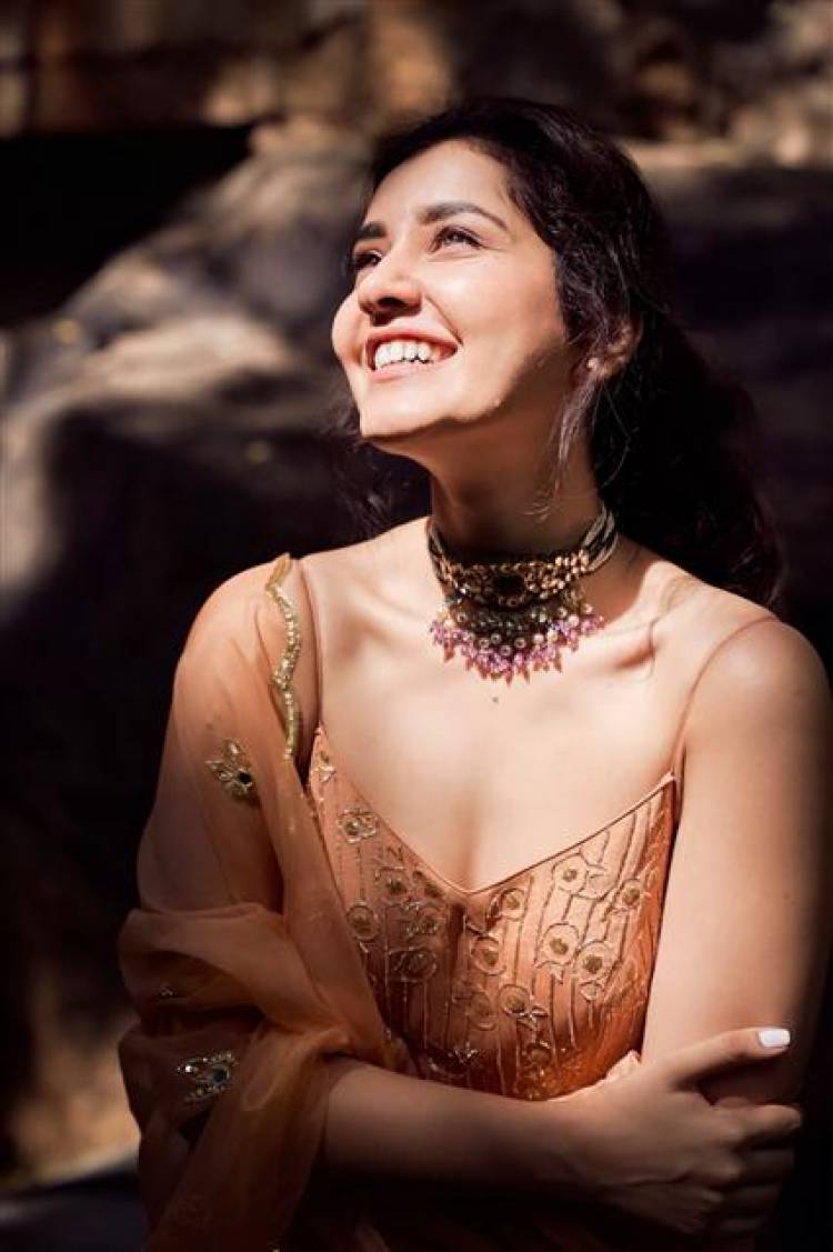 Actress Raashi Khanna Stunning Latest Stills