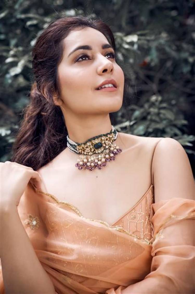 Actress Raashi Khanna Stunning Latest Stills