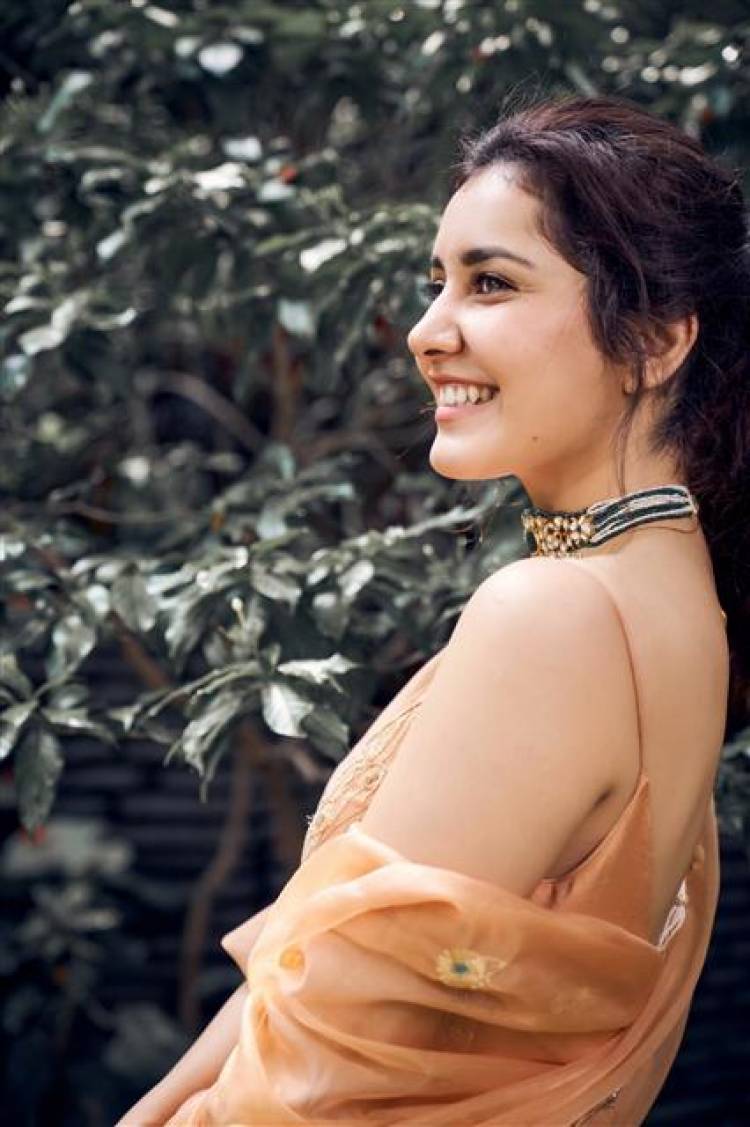 Actress Raashi Khanna Stunning Latest Stills