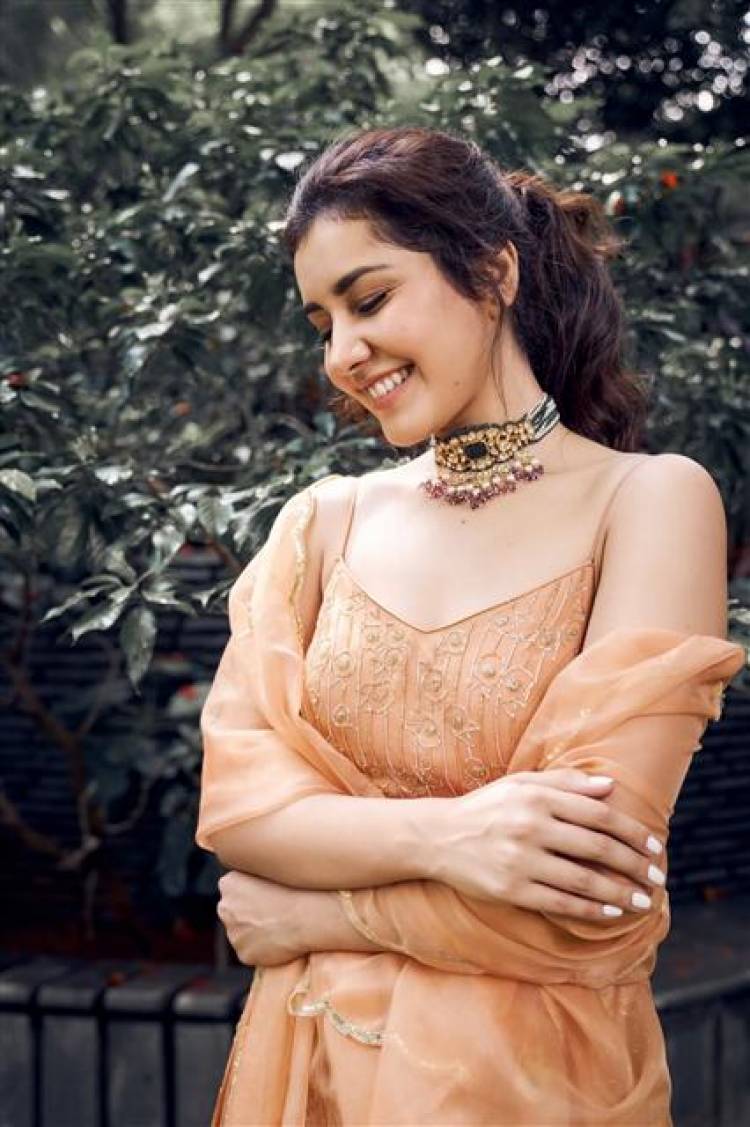 Actress Raashi Khanna Stunning Latest Stills
